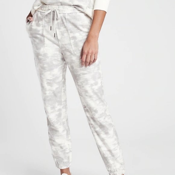 Athleta Farallon Printed Jogger size 22 Light Grey